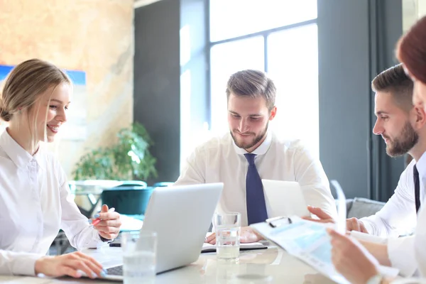 Groupe de partenaires commerciaux discutant d'idées et de travaux de planification au bureau. — Photo