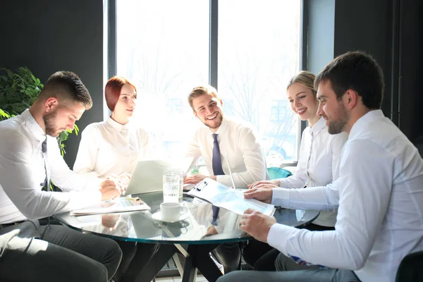 Grupp av affärspartners diskuterar idéer och planeringsarbete på kontoret. — Stockfoto