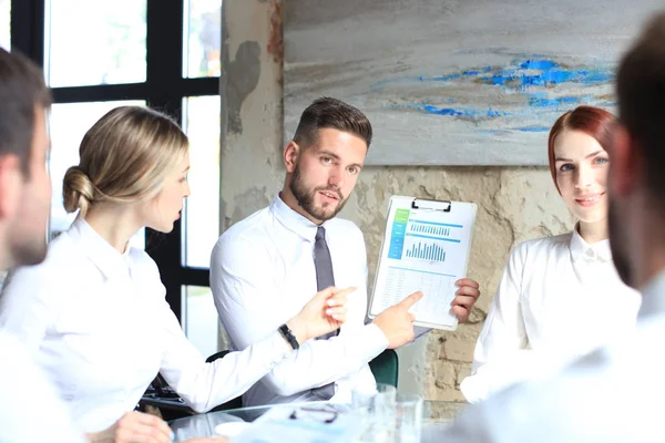 Jonge starters zakenlieden teamwerk brainstormvergadering te bespreken van de investering. — Stockfoto