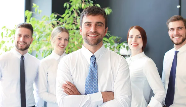 Groep succesvolle zakenmensen op de achtergrond van het kantoor. — Stockfoto