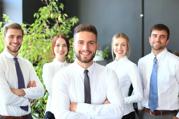 Groep succesvolle zakenmensen op de achtergrond van het kantoor. — Stockfoto