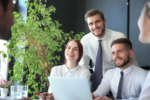 Job interview met de werkgever, zakenman luisteren naar kandidaat antwoorden. — Stockfoto