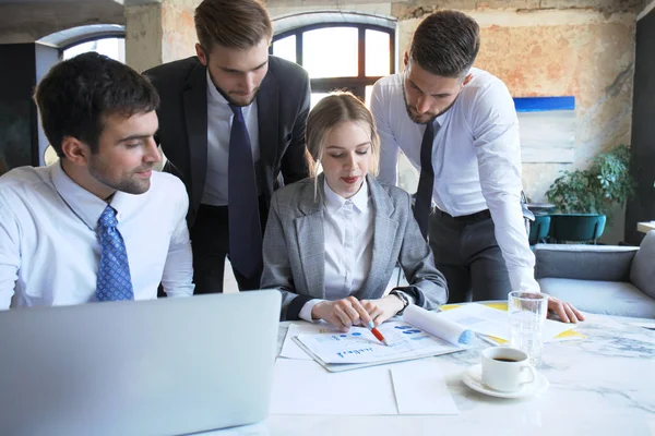 Equipo de negocios trabajando en el ordenador portátil para comprobar los resultados de su trabajo. —  Fotos de Stock