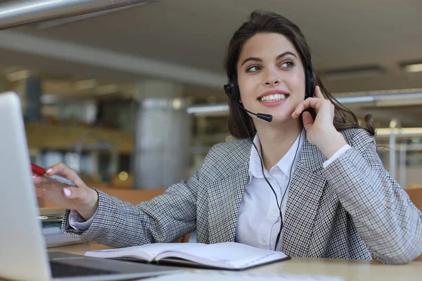 Mulher operadora de suporte ao cliente com fone de ouvido e sorrindo. — Fotografia de Stock