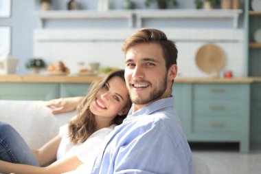 Koltukta oturan sevimli genç bir çiftin portresi..