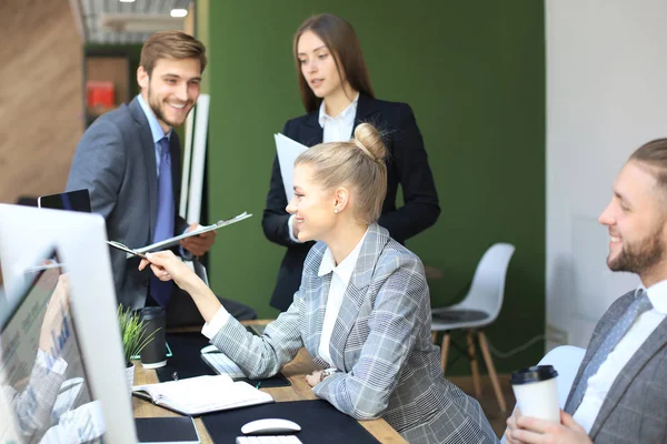 Equipo de negocios de inicio en la reunión en la oficina brillante moderna lluvia de ideas interior, trabajando en tabletas y computadoras PC . — Foto de Stock