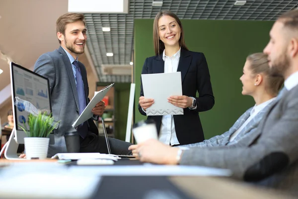 Zakelijke mensen analyse denken financieren groei succes bij het Vergaderen in Office brainstormen, werken op computers. — Stockfoto