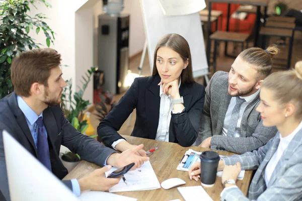 Gruppo di partner commerciali che discutono le strategie in occasione della riunione in carica . — Foto Stock