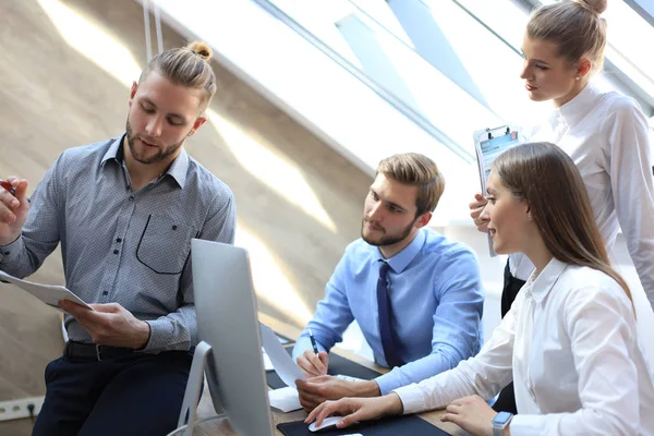 Geschäftspartner diskutieren bei Treffen über Dokumente und Ideen. — Stockfoto