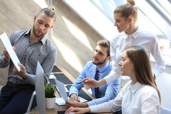 Affärspartners diskuterar dokument och idéer vid mötet. — Stockfoto