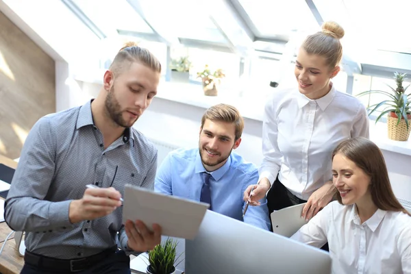 Socios comerciales que discuten documentos e ideas en la reunión. — Foto de Stock