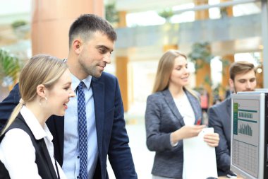 Modern ofisinde çalışan kurumsal ekibi çalışma arkadaşları.