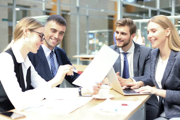 Groep zakenpartners bespreekt ideeën en planningswerkzaamheden in functie. — Stockfoto