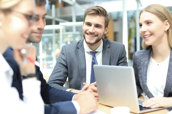 Groep zakenpartners bespreekt ideeën en planningswerkzaamheden in functie. — Stockfoto