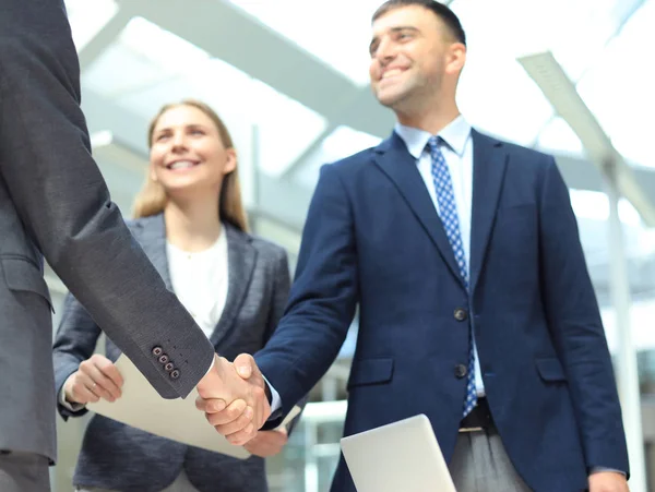 Zakenmensen schudden elkaar de hand, ronden een vergadering af. — Stockfoto