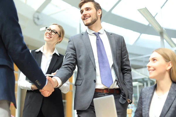 Zakenmensen schudden elkaar de hand, ronden een vergadering af. — Stockfoto