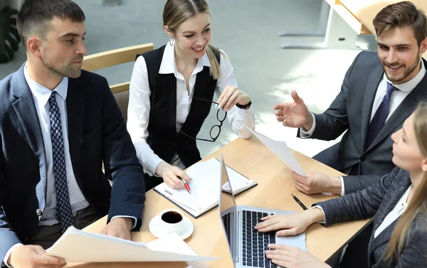 Beeld van zakenpartners die documenten en ideeën bespreken tijdens vergaderingen. — Stockfoto