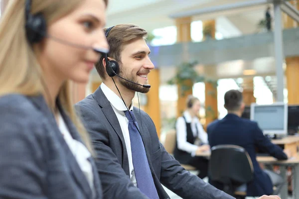 Retrato do trabalhador do call center acompanhado por sua equipe. Smiling operador de suporte ao cliente no trabalho. — Fotografia de Stock