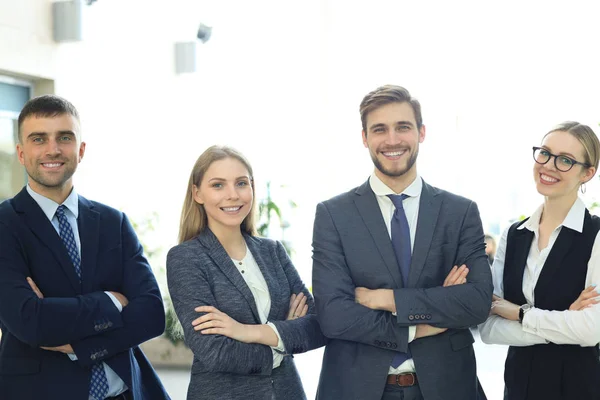 Groep succesvolle zakenmensen op de achtergrond van het kantoor. — Stockfoto