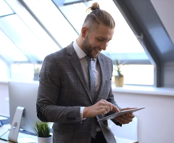 Empresário usando seu tablet no escritório. — Fotografia de Stock