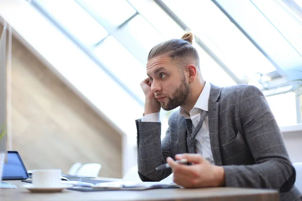Modern üzletember gondol valamire, miközben ül az irodában. — Stock Fotó