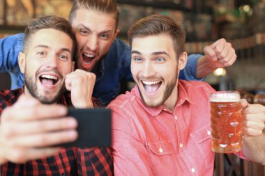 Çeşitli futbol smartphone ve zafer puanı pub kutluyor izlerken futbol fanlar.