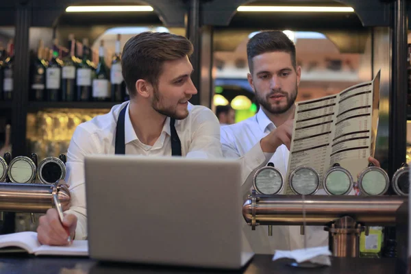 노트북에서 일 하는 두 명의 행복 카페 관리자. — 스톡 사진
