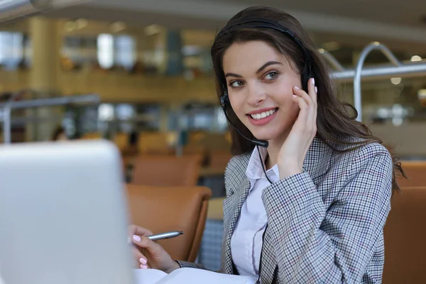 Femme opérateur de soutien à la clientèle avec casque et sourire. — Photo