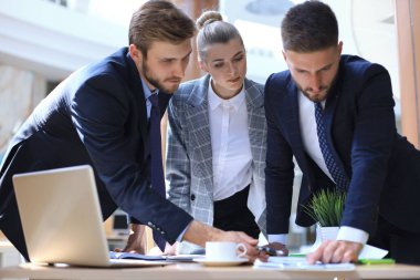 Bir grup iş ortağı ofiste fikir ve planlama işini tartışıyor..