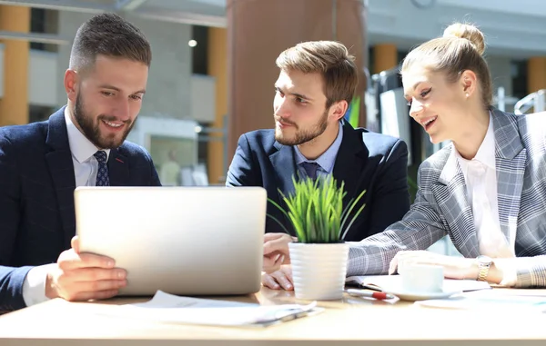 Grupp av affärspartners diskuterar idéer och planeringsarbete på kontoret. — Stockfoto