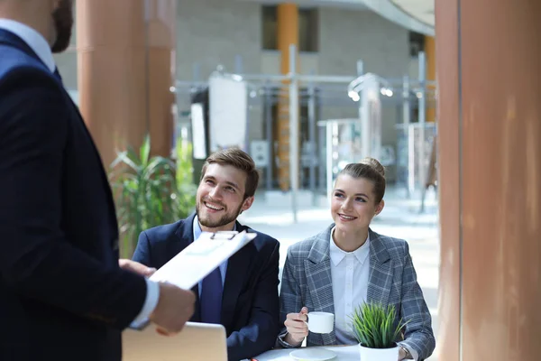 Jonge starters zakenlieden teamwerk brainstormvergadering te bespreken van de investering. — Stockfoto