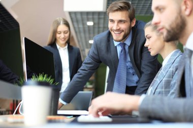 modern parlak ofis iç beyin fırtınası toplantı başlangıç iş ekibi, tablet ve Pc bilgisayarlar üzerinde çalışan.