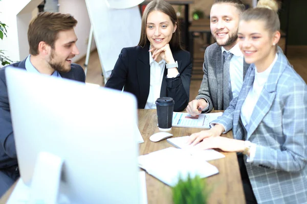 Groep van zakelijke partners bespreken van strategieën op bijeenkomst in office. — Stockfoto