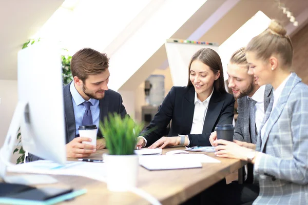 Grupo de socios comerciales que discuten estrategias en la reunión en el cargo . — Foto de Stock