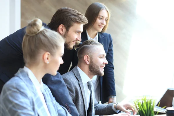 Equipo de negocios de inicio en la reunión en la oficina brillante moderna lluvia de ideas interior, trabajando en tabletas y computadoras PC . — Foto de Stock