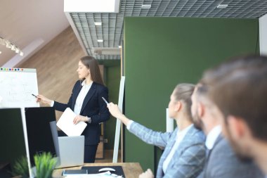 Takım antrenman çizelgesi ofisiyle iş konferansı sunumu.