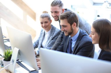 modern parlak ofis iç beyin fırtınası toplantı başlangıç iş ekibi, tablet ve Pc bilgisayarlar üzerinde çalışan.