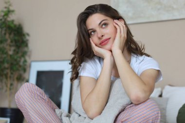 İş adamı ofisteki cep telefonunu kullanıyor..