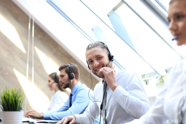 Ritratto di operatore del call center accompagnato dalla sua squadra. Operatore di assistenza clienti sorridente al lavoro. — Foto Stock