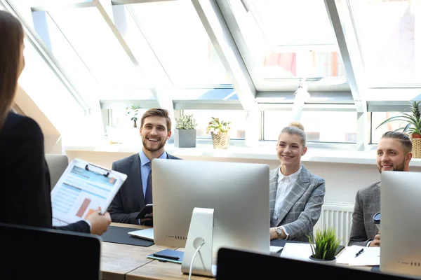 Affärspartners diskuterar dokument och idéer vid mötet. — Stockfoto