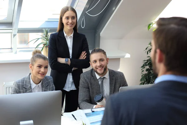 Socios comerciales que discuten documentos e ideas en la reunión. —  Fotos de Stock