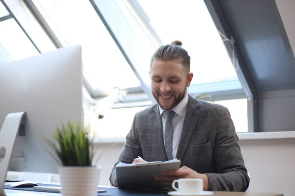 Empresário usando seu tablet no escritório. — Fotografia de Stock