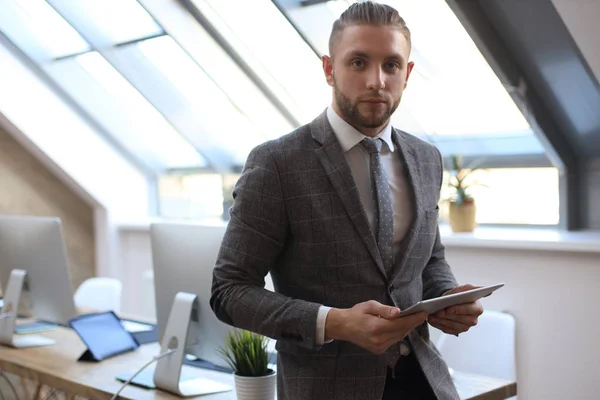 Empresário usando seu tablet no escritório. — Fotografia de Stock