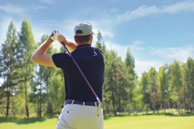 Golfçü, kulüp binasına doğru bir atış yaptı..