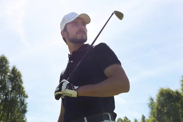 Hombre jugando golf en hermoso campo de golf verde soleado . — Foto de Stock