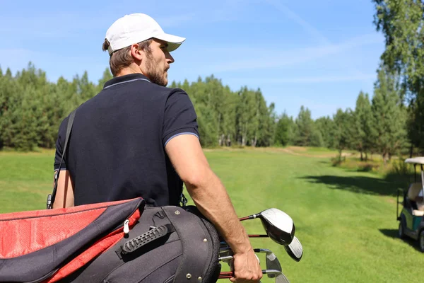 Golf hráč chůze a taška na hřišti během letní hry golf. — Stock fotografie