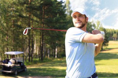 Golfçü yaz tatilinde golf sahasında golf sahasını vuruyor..