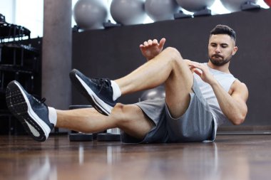 Sportif adam germe ve ısınma vücudunu dışarı çalışmadan önce kaslar için özel egzersizler yapıyor.