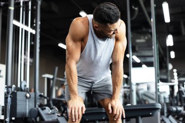 Sportif adam istirahat, egzersiz yaptıktan sonra mola sahip.