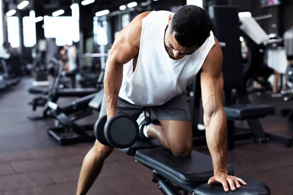 Вмістити і м'язистий чоловік тренується з гантелями . — стокове фото